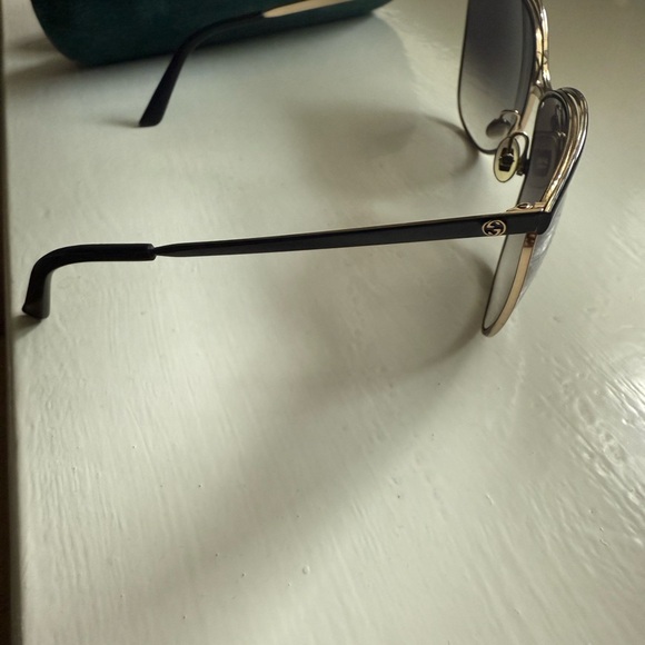 Gucci Women\'s Sunglasses with Gold Frame and Black Lenses